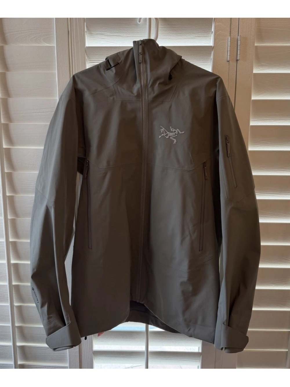 Arc'teryx Men's Hooded Full-Zip Shell Jacket Gray Mid-Length Stand-Up M Regular